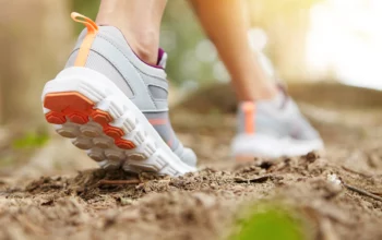 rekomendasi sepatu untuk jalan jauh