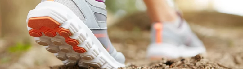 rekomendasi sepatu untuk jalan jauh